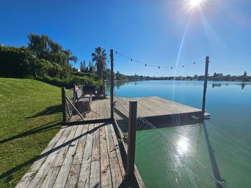 Casa en venta y /o alquiler anual con muebles. Santa Bárbara a la laguna, pileta climatizada