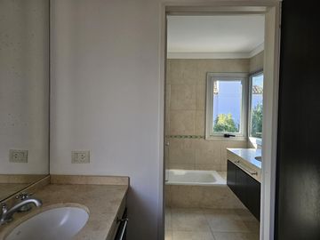 Casa en venta y /o alquiler anual con muebles. Santa Bárbara a la laguna, pileta climatizada