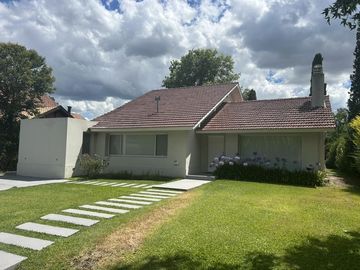 Casa en  Country Club Los Cardales con vista a golf