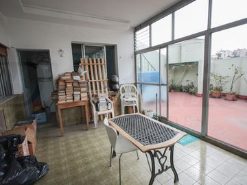 Propiedad en Block sobre Lote de 8.66x41.34 Local comercial   3 deptos. en Parque chacabuco