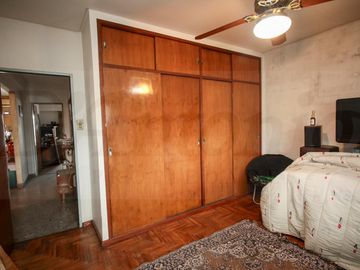 Propiedad en Block sobre Lote de 8.66x41.34 Local comercial   3 deptos. en Parque chacabuco
