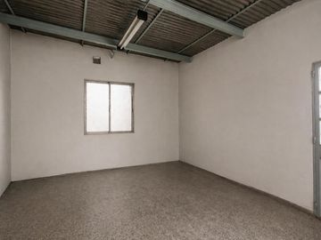 Propiedad en Block sobre Lote de 8.66x41.34 Local comercial   3 deptos. en Parque chacabuco
