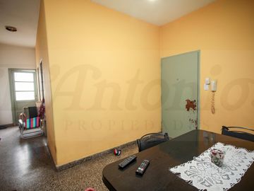 Propiedad en Block sobre Lote de 8.66x41.34 Local comercial   3 deptos. en Parque chacabuco