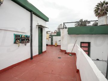 Propiedad en Block sobre Lote de 8.66x41.34 Local comercial   3 deptos. en Parque chacabuco
