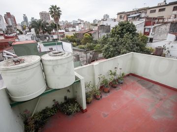 Propiedad en Block sobre Lote de 8.66x41.34 Local comercial   3 deptos. en Parque chacabuco