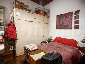 Propiedad en Block sobre Lote de 8.66x41.34 Local comercial   3 deptos. en Parque chacabuco
