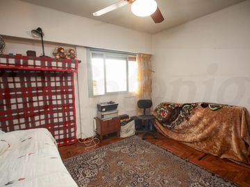 Propiedad en Block sobre Lote de 8.66x41.34 Local comercial   3 deptos. en Parque chacabuco