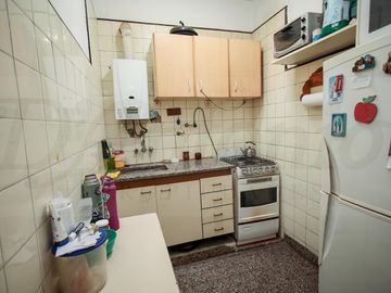Propiedad en Block sobre Lote de 8.66x41.34 Local comercial   3 deptos. en Parque chacabuco