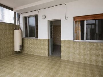 Propiedad en Block sobre Lote de 8.66x41.34 Local comercial   3 deptos. en Parque chacabuco