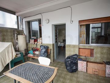 Propiedad en Block sobre Lote de 8.66x41.34 Local comercial   3 deptos. en Parque chacabuco