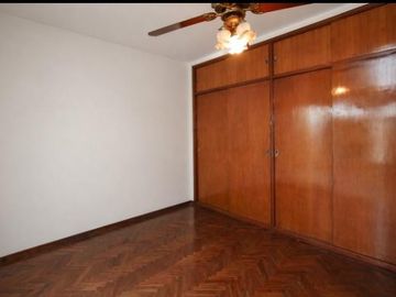 Propiedad en Block sobre Lote de 8.66x41.34 Local comercial   3 deptos. en Parque chacabuco