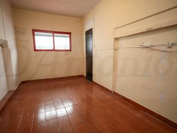Propiedad en Block sobre Lote de 8.66x41.34 Local comercial   3 deptos. en Parque chacabuco