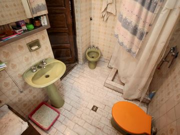 Propiedad en Block sobre Lote de 8.66x41.34 Local comercial   3 deptos. en Parque chacabuco