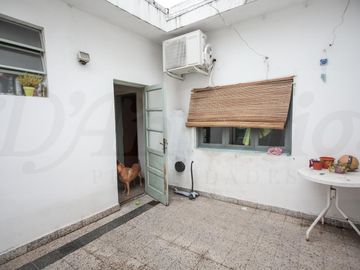 Propiedad en Block sobre Lote de 8.66x41.34 Local comercial   3 deptos. en Parque chacabuco