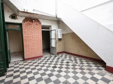 Propiedad en Block sobre Lote de 8.66x41.34 Local comercial   3 deptos. en Parque chacabuco