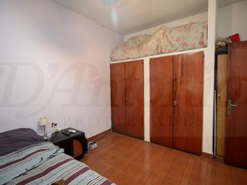 Propiedad en Block sobre Lote de 8.66x41.34 Local comercial   3 deptos. en Parque chacabuco
