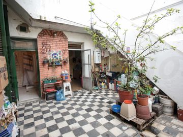 Propiedad en Block sobre Lote de 8.66x41.34 Local comercial   3 deptos. en Parque chacabuco