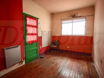 Propiedad en Block sobre Lote de 8.66x41.34 Local comercial   3 deptos. en Parque chacabuco