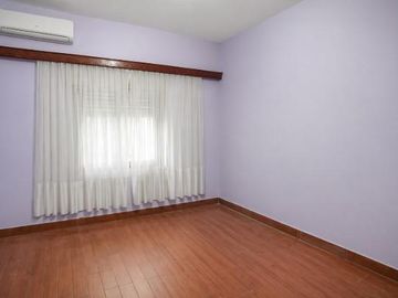 Propiedad en Block sobre Lote de 8.66x41.34 Local comercial   3 deptos. en Parque chacabuco