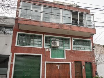 Propiedad en Block sobre Lote de 8.66x41.34 Local comercial   3 deptos. en Parque chacabuco