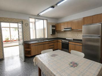 Propiedad en Block sobre Lote de 8.66x41.34 Local comercial   3 deptos. en Parque chacabuco