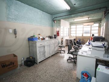 Propiedad en Block sobre Lote de 8.66x41.34 Local comercial   3 deptos. en Parque chacabuco