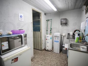 Propiedad en Block sobre Lote de 8.66x41.34 Local comercial   3 deptos. en Parque chacabuco