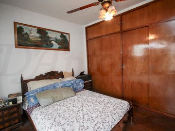 Propiedad en Block sobre Lote de 8.66x41.34 Local comercial   3 deptos. en Parque chacabuco