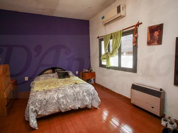 Propiedad en Block sobre Lote de 8.66x41.34 Local comercial   3 deptos. en Parque chacabuco