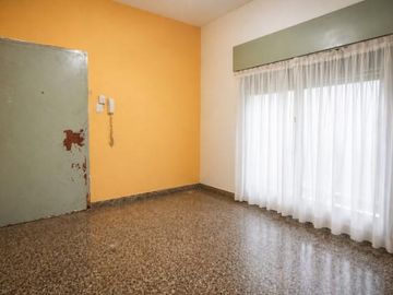 Propiedad en Block sobre Lote de 8.66x41.34 Local comercial   3 deptos. en Parque chacabuco