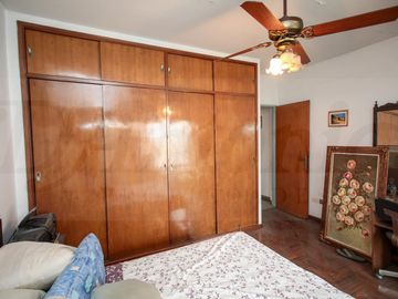 Propiedad en Block sobre Lote de 8.66x41.34 Local comercial   3 deptos. en Parque chacabuco