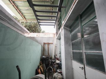 Propiedad en Block sobre Lote de 8.66x41.34 Local comercial   3 deptos. en Parque chacabuco