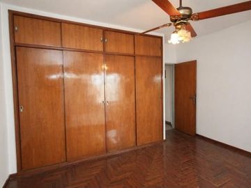 Propiedad en Block sobre Lote de 8.66x41.34 Local comercial   3 deptos. en Parque chacabuco