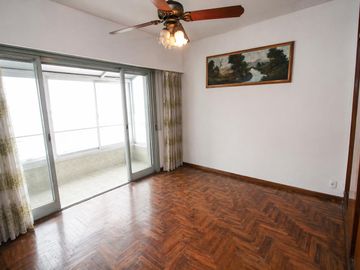 Propiedad en Block sobre Lote de 8.66x41.34 Local comercial   3 deptos. en Parque chacabuco