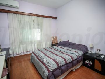 Propiedad en Block sobre Lote de 8.66x41.34 Local comercial   3 deptos. en Parque chacabuco