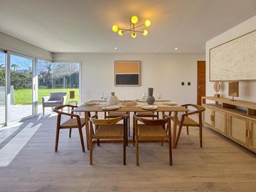 Casa en una sola planta con 3 dormitorios, pileta y jardín