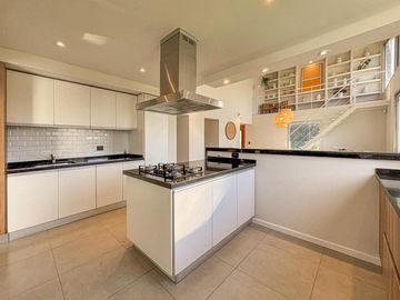 Casa en una sola planta con 3 dormitorios, pileta y jardín