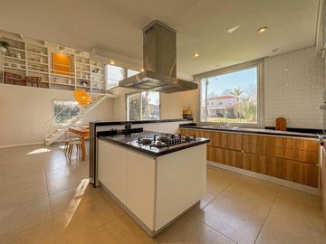 Casa en una sola planta con 3 dormitorios, pileta y jardín