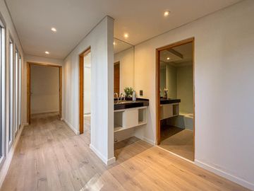 Casa en una sola planta con 3 dormitorios, pileta y jardín