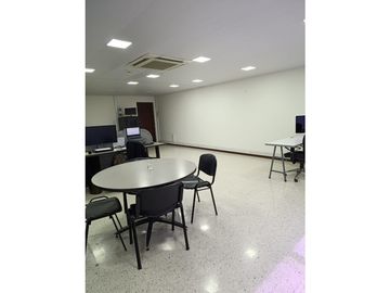 ALQUILO OFICINA COMPLEJO EMPRESARIAL MENGA