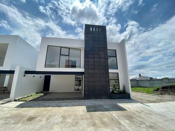 Casa en venta en mexicaltzingo, a 5 min de galerías Metepec