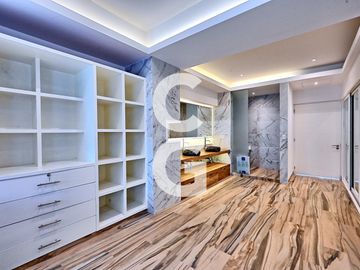 Departamento en Venta y Renta en Cancún en Maioris Puerto Cancún con Terraza con Vista al Canal y al Mar