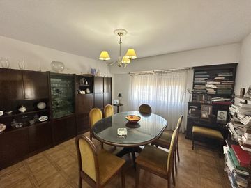 Casa en Venta de 4 dormitorio. Patio con parrilla. Lavadero. Cochera. Centro Zarate