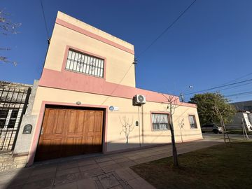 Casa en Venta de 4 dormitorio. Patio con parrilla. Lavadero. Cochera. Centro Zarate