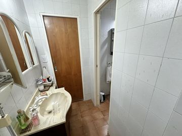 Casa en Venta de 4 dormitorio. Patio con parrilla. Lavadero. Cochera. Centro Zarate