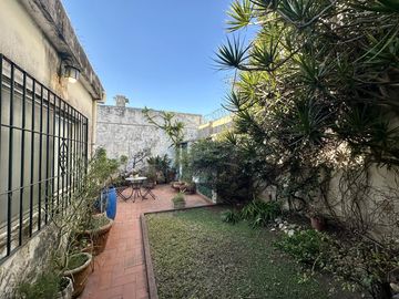 Casa en Venta de 4 dormitorio. Patio con parrilla. Lavadero. Cochera. Centro Zarate