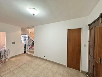 Casa en Venta de 4 dormitorio. Patio con parrilla. Lavadero. Cochera. Centro Zarate