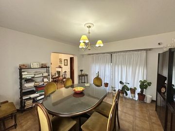 Casa en Venta de 4 dormitorio. Patio con parrilla. Lavadero. Cochera. Centro Zarate