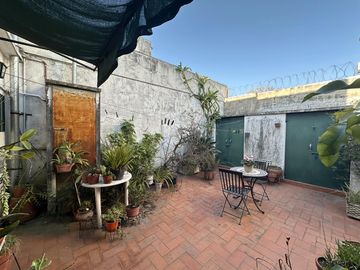 Casa en Venta de 4 dormitorio. Patio con parrilla. Lavadero. Cochera. Centro Zarate