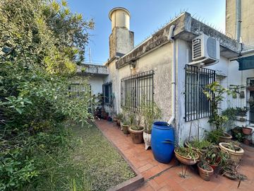 Casa en Venta de 4 dormitorio. Patio con parrilla. Lavadero. Cochera. Centro Zarate